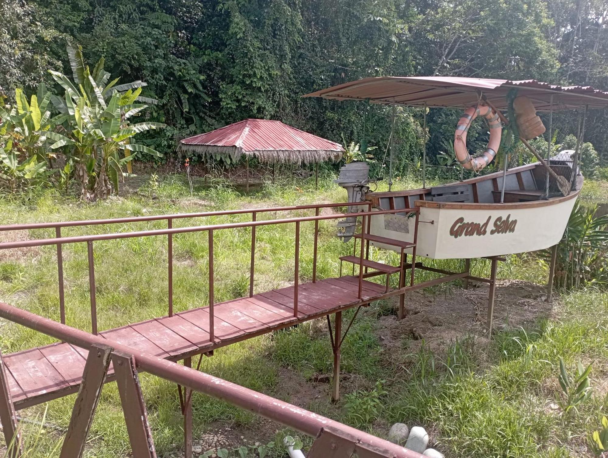 Grand Selva Lodge & Tours Тена Екстериор снимка